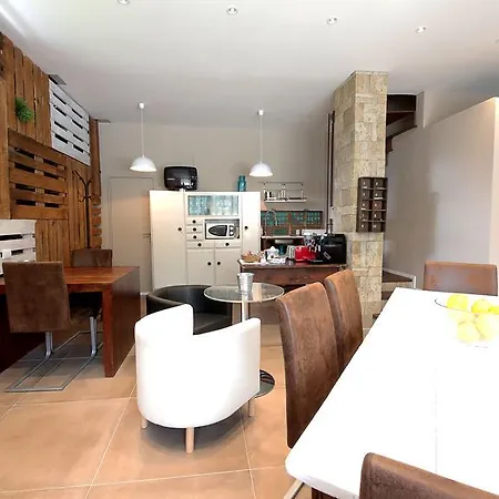 Affittacamere Smile Accomodation أَويستا